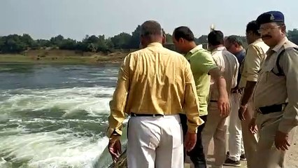 यहां नदी में बह रहीं थीं शराब की बोतलें तो लूटने टूट पड़े लोग