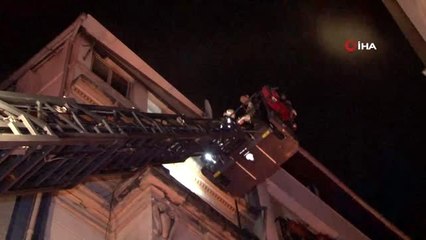 Taksim'deki bir binada çıkan yangında mahsur kalan 9 kişi kurtarıldı