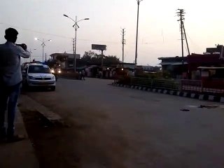 पुलिस की आंखों के सामने से निकले हैं ओवर लोड़ रेत के डंपर, देखें वीडियो