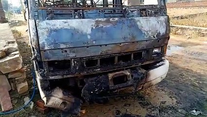 Fire: दो मंजिल मकान व खडी बस में लगी आग