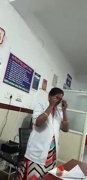 ठंड में कराहता रहा नवजात, परिजनों ने नर्स को कम रुपए दिए तो नवजात को देखा तक नहीं, देखें वीडियो