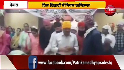 अब अधिकारी ने छुए मंत्री के पैर