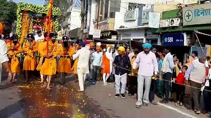 गुरुद्वारा से वाहे गुरु का खालसा के जयकारे के साथ निकली शोभायात्रा
