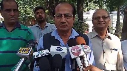 पीएफ घोटाले को लेकर कार्रवाई की मांग कर रहे वि़द्युत विभाग के कर्मचारियों ने किया प्रदर्शन