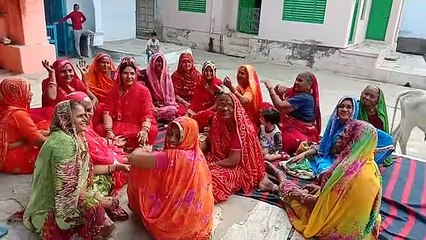 कार्तिक स्नान कर रही महिलाओं ने गाए मंगल गीत