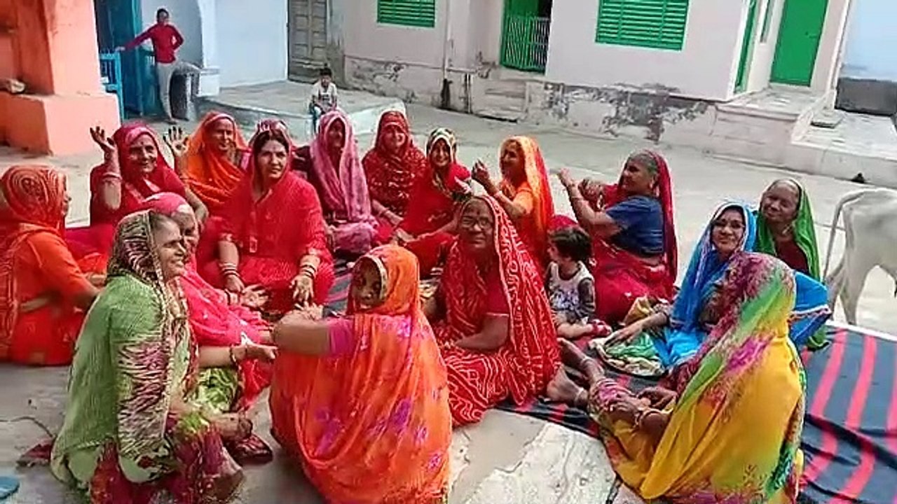 कार्तिक स्नान कर रही महिलाओं ने गाए मंगल गीत