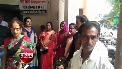 बांसवाड़ा : चुनाव चिन्ह के लिए एसडीओ कार्यालय के बाहर घंटों तक करना पड़ा इंतजार, उकताए प्रत्याश