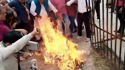 करने पहुंचे थे पुतला दहन, नेता जी खुद ही झुलस गए