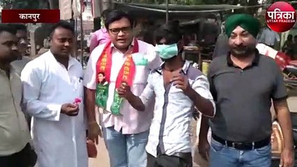 वायू प्रदूषण से बचाने के लिए आगे आए अखिलेश, घर-घर जाकर लोगों को मास्क दे रहे सपाई