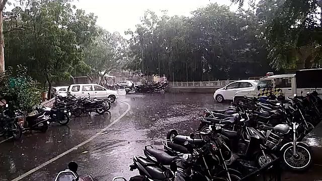 तेज बरसात के साथ गिरे ओले, मौसम में ठंडक