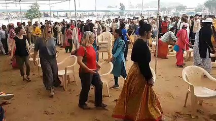 म्यूजिकल चेयर रेस प्रतियोगिता में संगीत पर झूमती विदेशी बालायें