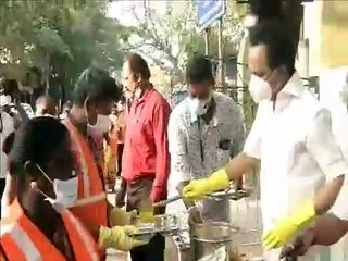கொளத்தூர் சட்டமன்ற தொகுதியில்  கரோனா ஊரடங்கினால் பாதிக்கப்பட்ட மக்களுக்கு பல்வேறு உதவிகள் வழங்கினார் திமுக தலைவர் மு.க.ஸ்டாலின்