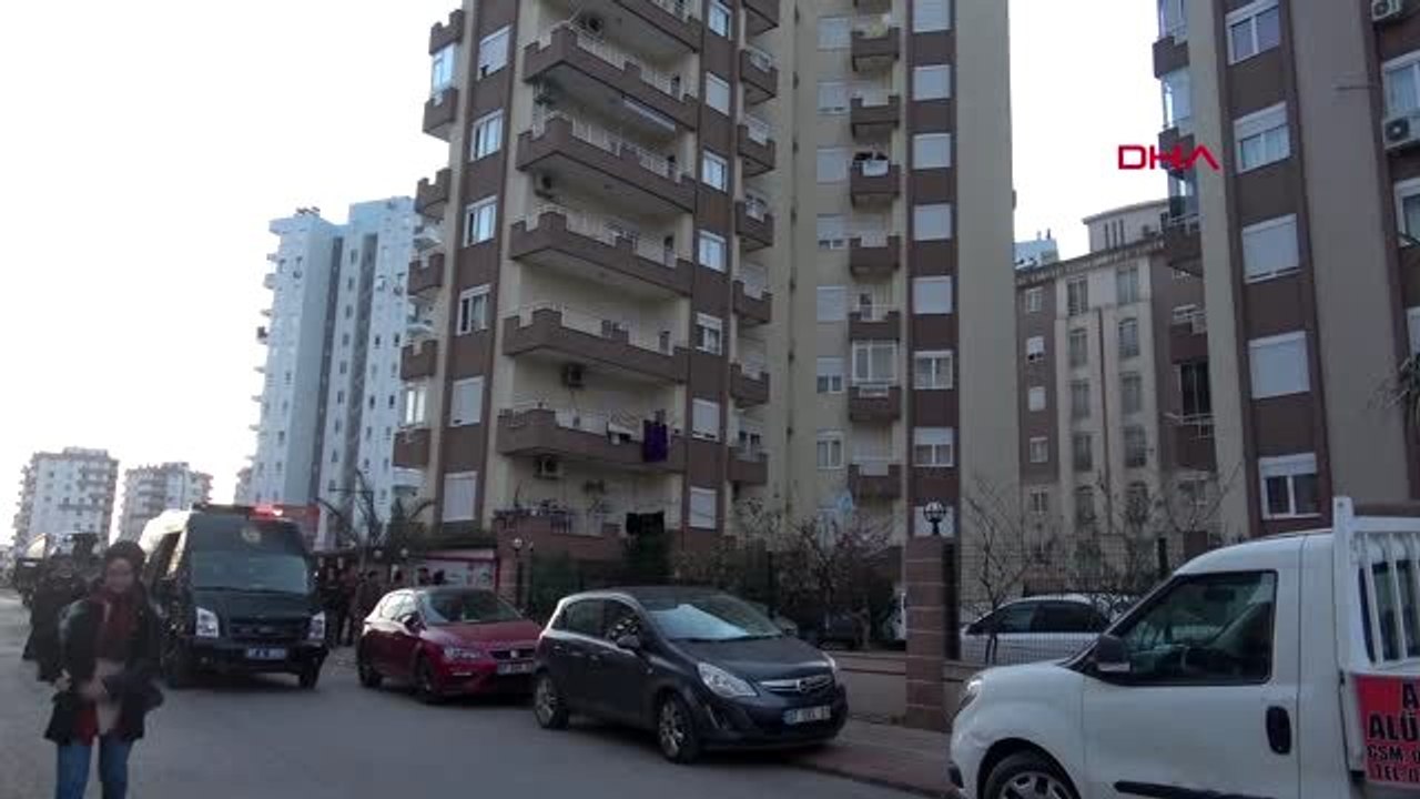 ANTALYA BİRLİKTE YAŞADIĞI KADINI REHİN ALDI, 'KORONAVİRÜSLÜYÜM' DİYEREK POLİSE TÜKÜRDÜ