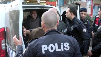 Birlikte yaşadığı kadını rehin alan emekli astsubay "Koronavirüslüyüm" diyerek polise tükürdü