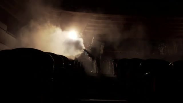 Voluntarios desinfectan el Gran Teatro de Wuhan