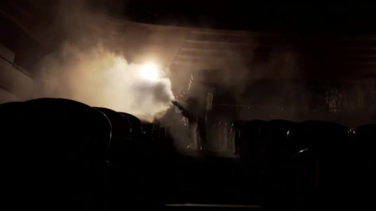 Voluntarios desinfectan el Gran Teatro de Wuhan