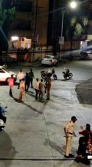 बिलकुल बाहर मत जाना।देखो बाहर पुलीस कैसे डँडे बरसा रही है lockdown मै
