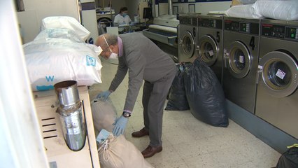Lavandería recibe pedidos durante el confinamiento