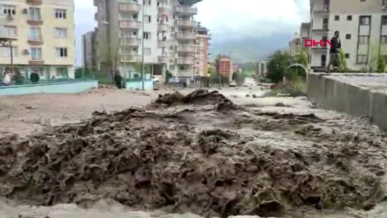 Osmaniye'de dere taştı, sel sularının yönü iş makineleriyle kesildi