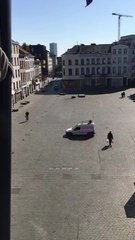 Molenbeek: une camionnette circule dans les rues pour rappeler les mesures de confinement