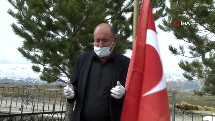 Şehit oğlunun mezarını ziyaret etmek için her gün 30 kilometre yol gidiyor
