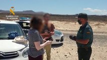 La Guardia Civil denuncia a dos turistas que paseaban por la playa