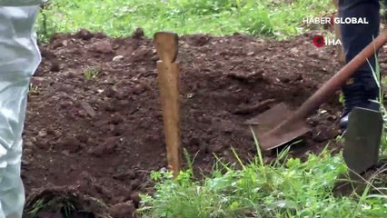 Koronavirüsten vefat eden annenin kurtarılamayan bebeği, annesinin yanına defnedildi