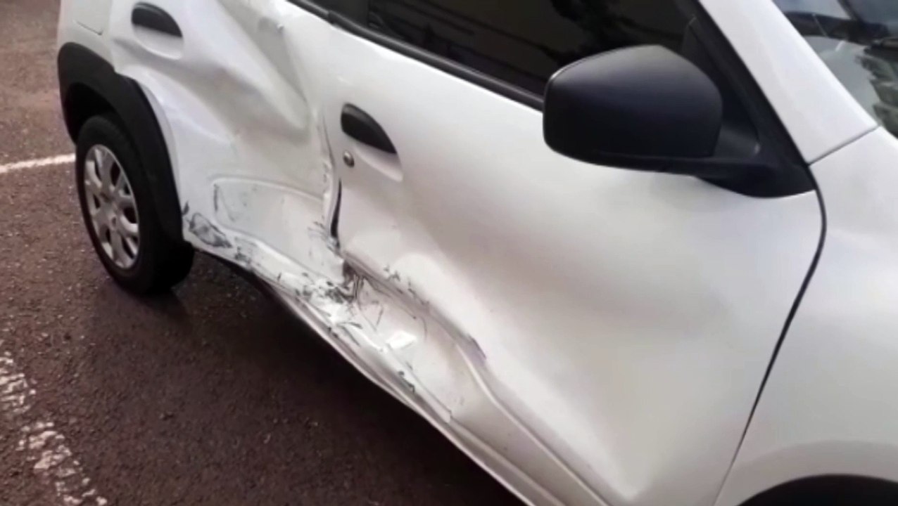 Kwid e Gol batem em cruzamento no Centro