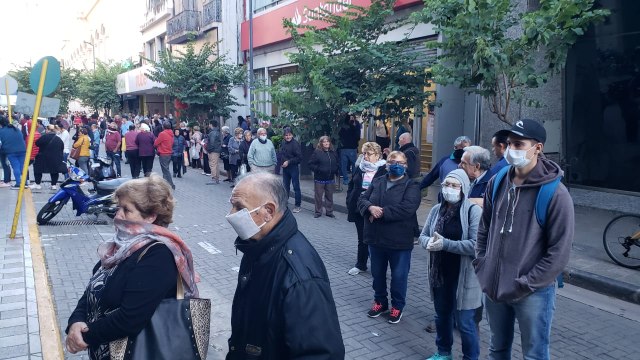 En pleno aislamiento: largas colas en los bancos de Córdoba