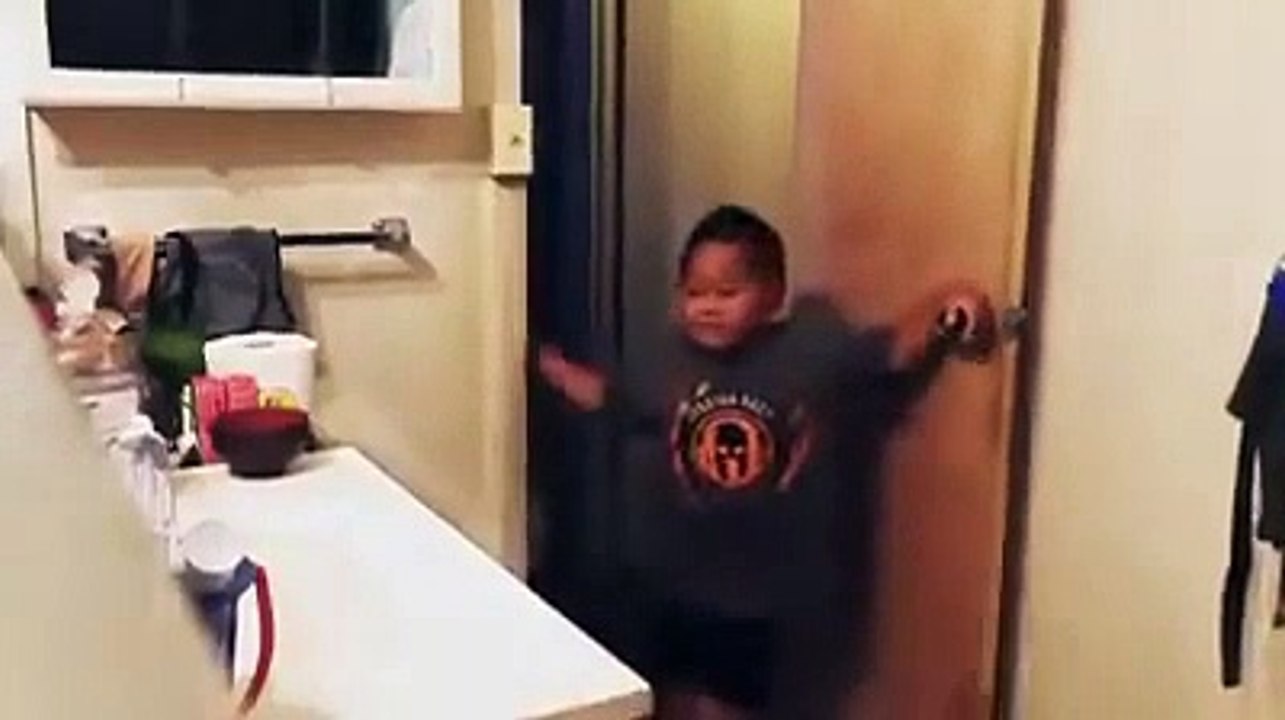 Ce garçon pense que toutes les personnes qui vont  dans les toilettes ont les mains sales.