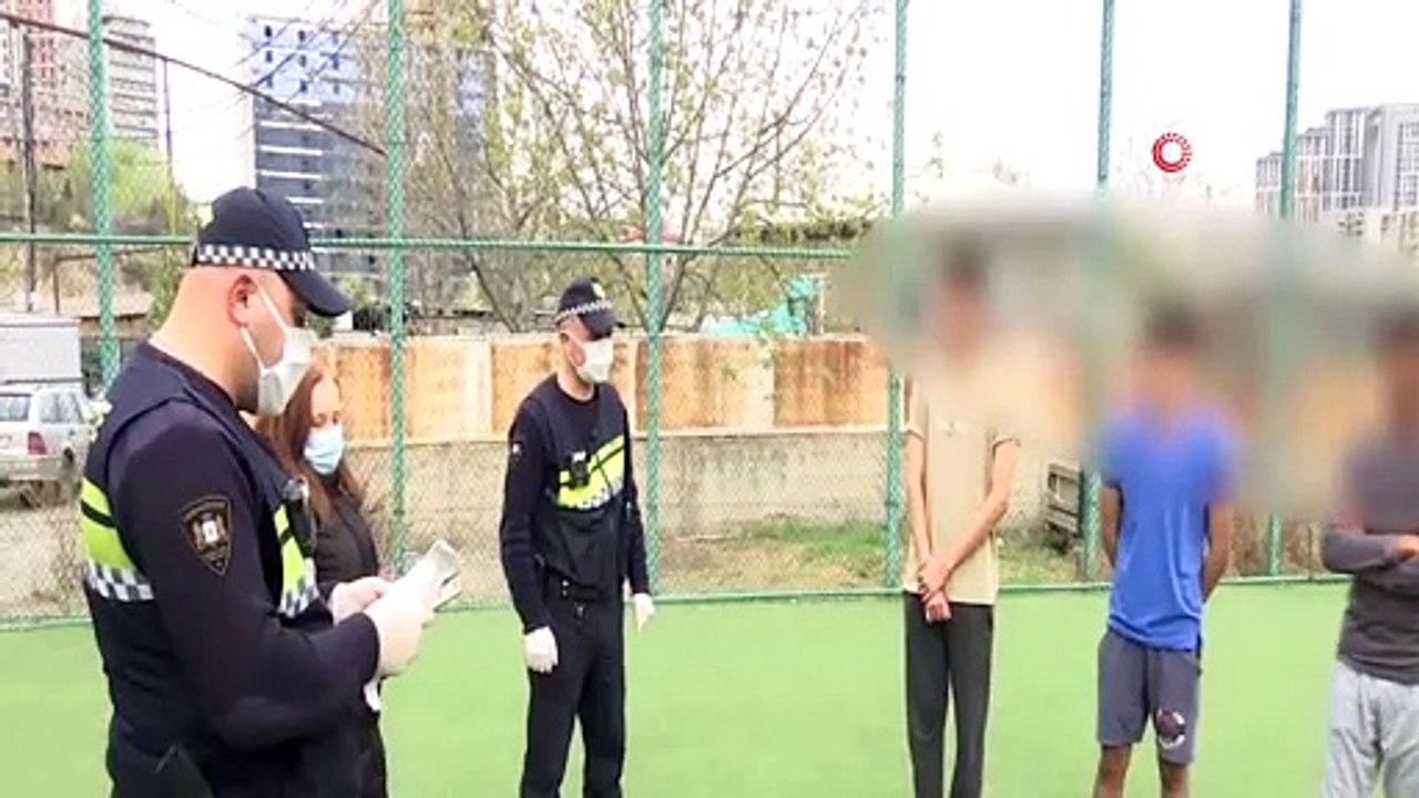 - Gürcistan'da sokağa çıkma yasağını ihlal eden 204 kişiye para cezası- 2 milyon Lari'nin üzerinde para cezası kesildi