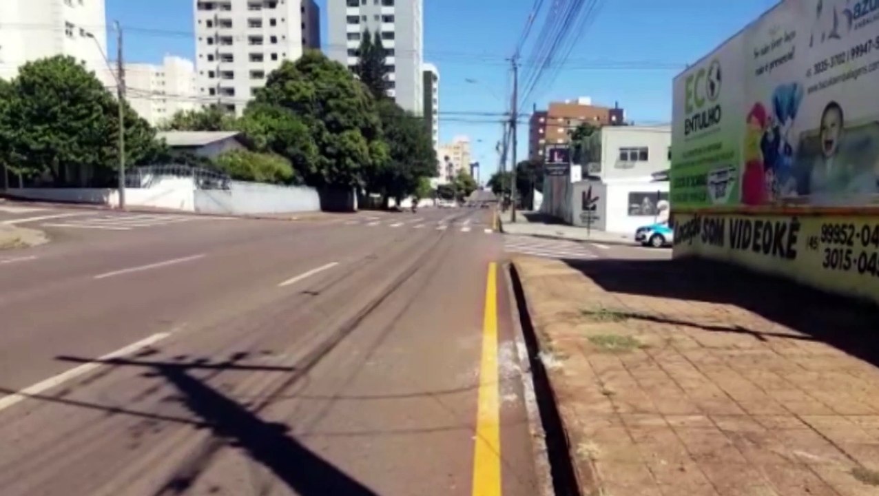 Poste localizado na Rua Recife amanhece com a estrutura danificada