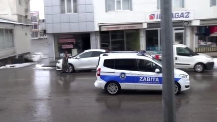 Evlerinden çıkamayan yaşlılara zabıta aracından dengbej dinletildi