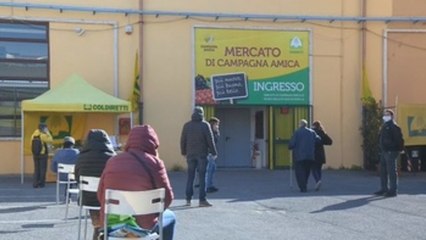 La cadena de solidaridad anónima que ha puesto en marcha un mercado de Roma