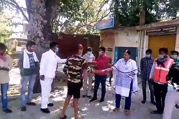 अयोध्या: मास्क बांटकर बीमारी के प्रतिलोगों को किया जागरुक