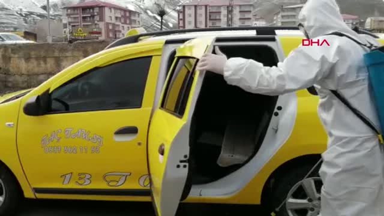 Bitlis Belediyesi taksileri ve durakları dezenfekte etti