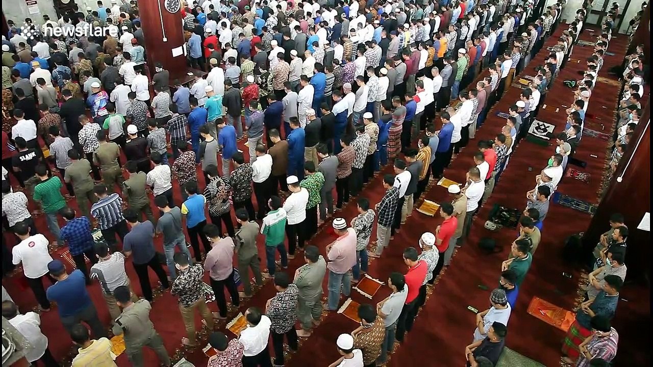 Indonesian Muslims risk infection at mosques despite COVID-19 warnings