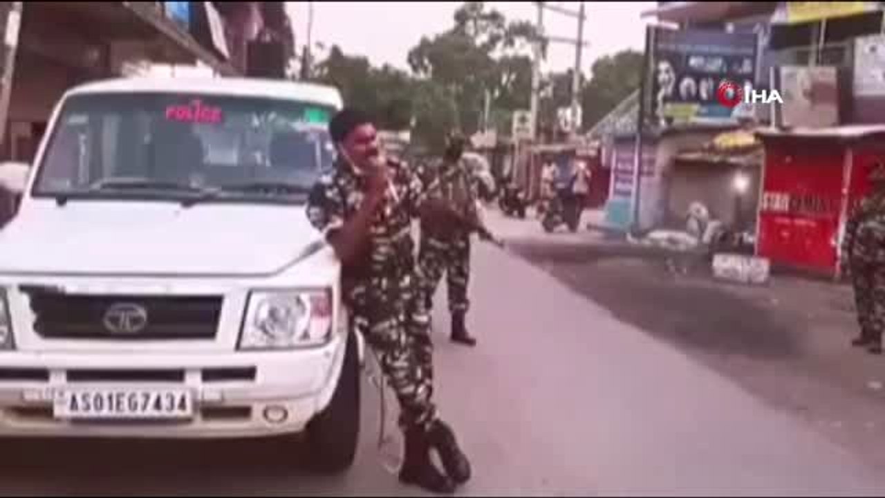 - Dayak atan Hint polisi bu kez sokak sokak gezerek şarkı söyledi- Hint polisi bu kez şarkı...