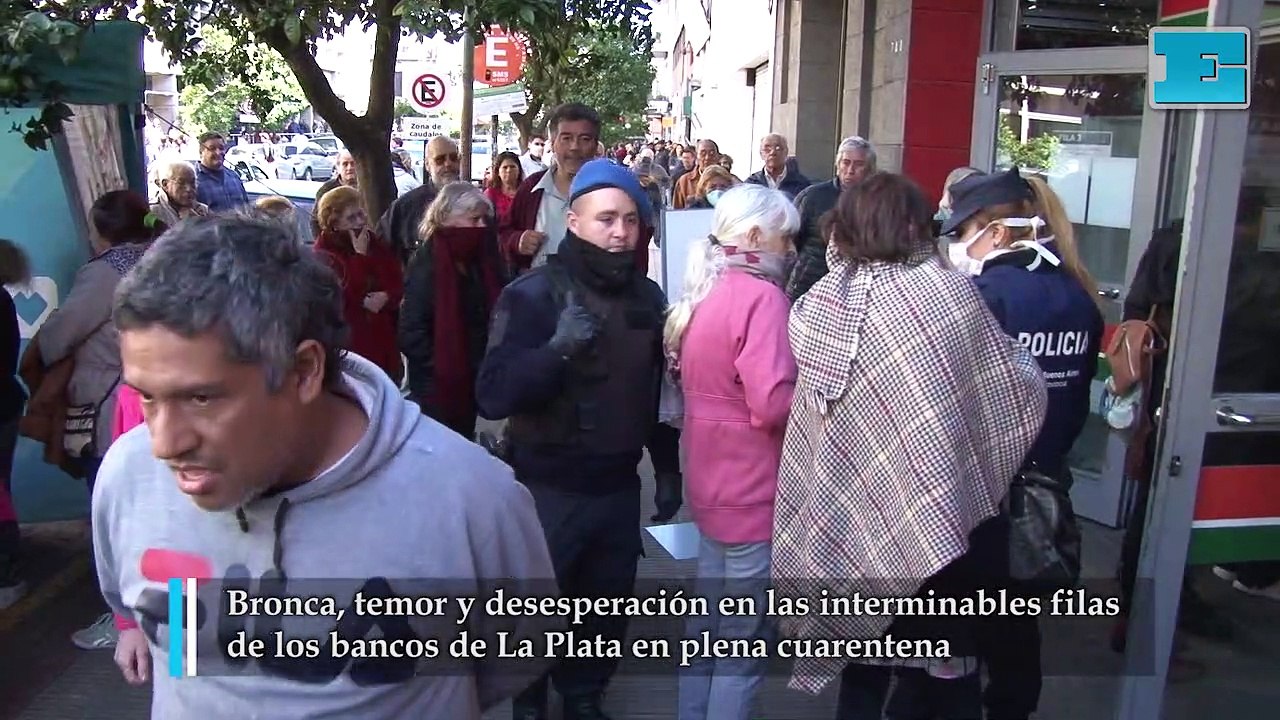 Bronca, temor y desesperación en las interminables filas de los bancos de La Plata en plena cuarentena