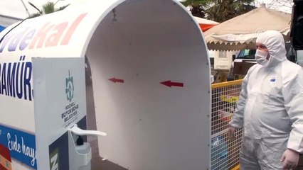 Pazar alışverişine gelenler için "dezenfektan tüneli" kuruldu