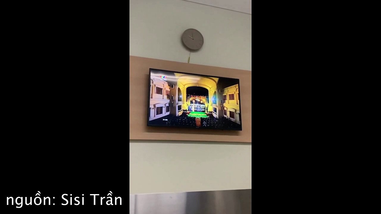 Hoàng Thùy Linh nhập viện