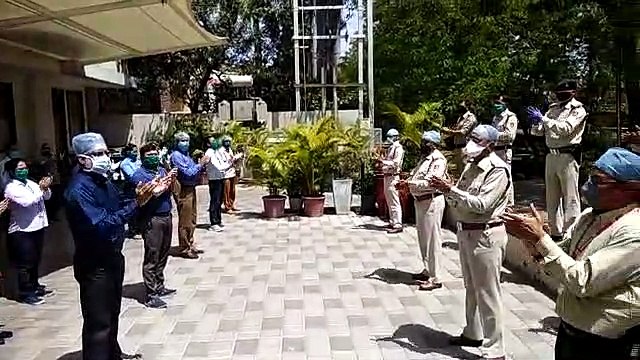 भोपाल में कोरोना वॉरियर्स ने ताली बजाकर एक दूसरे की हौसला अफजाई की