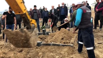 İskenderun'daki TIR kazasında hayatını kaybeden baba oğul yan yana toprağa verildi