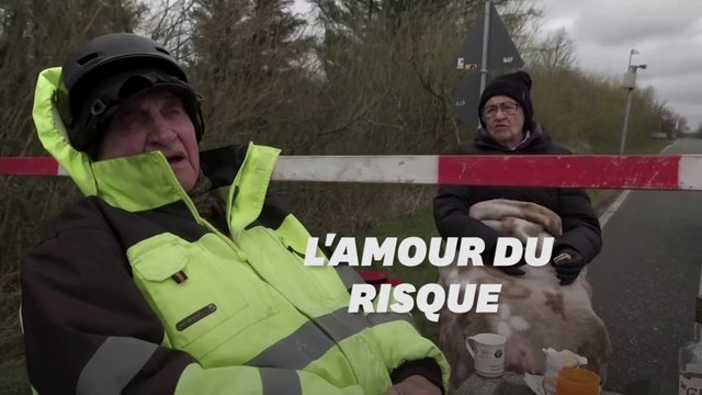 Unis contre le coronavirus, ces octogénaires se donnent rendez-vous tous les jours à la frontière allemande