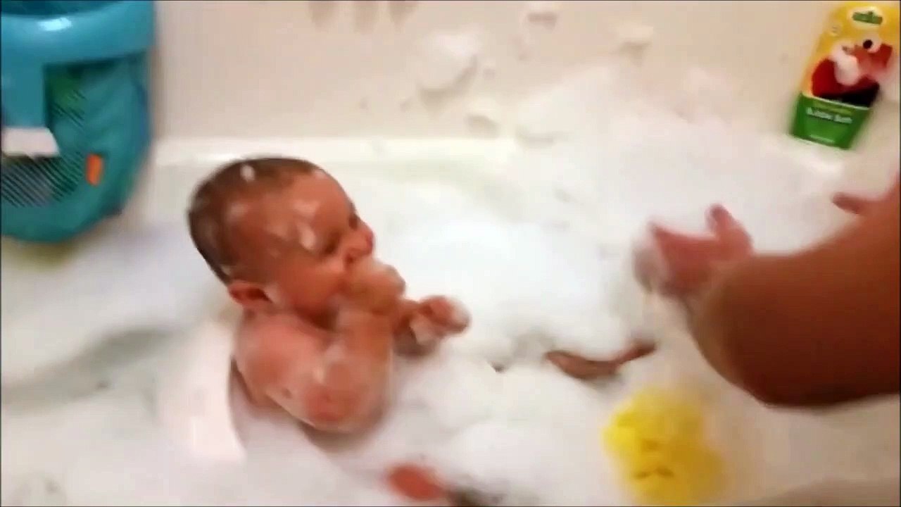 Le confinement avec ses enfants c'est aussi ça... bébé plié de rire à cause de papa