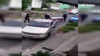 Ekvador'da mezarlıklarda yer kalmadı, polis cenazeleri evlerin önüne bırakmaya başladı