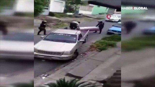 Ekvador'da mezarlıklarda yer kalmadı, polis cenazeleri evlerin önüne bırakmaya başladı