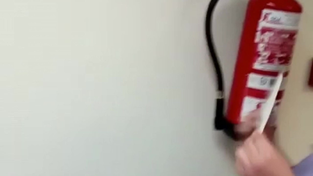 Personal sanitario del hospital General de Alicante agradecen aplausos