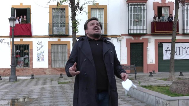 El tenor Óscar Martos Hidalgo canta Santa Lucía a sus vecinos