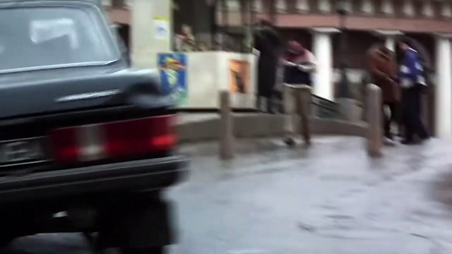 James Bond GOLDENEYE movie - clip with Pierce Brosnan - Tank Chase